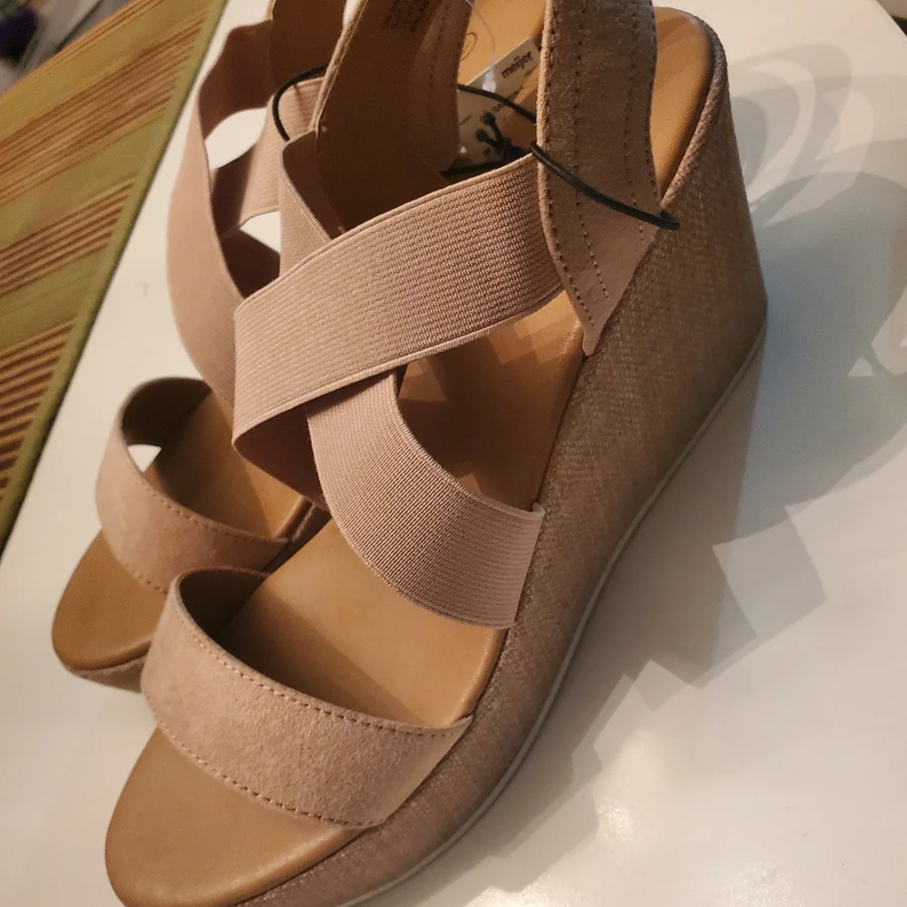 Tan color platforms size 11 women's new with tags 3 inches high